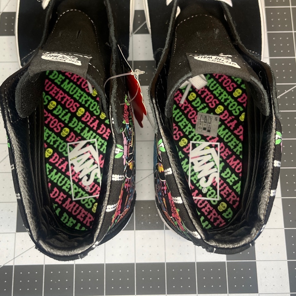 Vans sk8 hi 
DIA DE MUERTOS💀💀
GLOW IN THE DARK
BRAND NEW - Picture 11 of 16